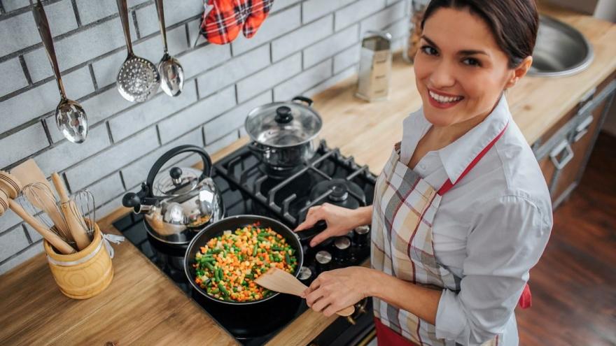 Frau in der Küche kocht.