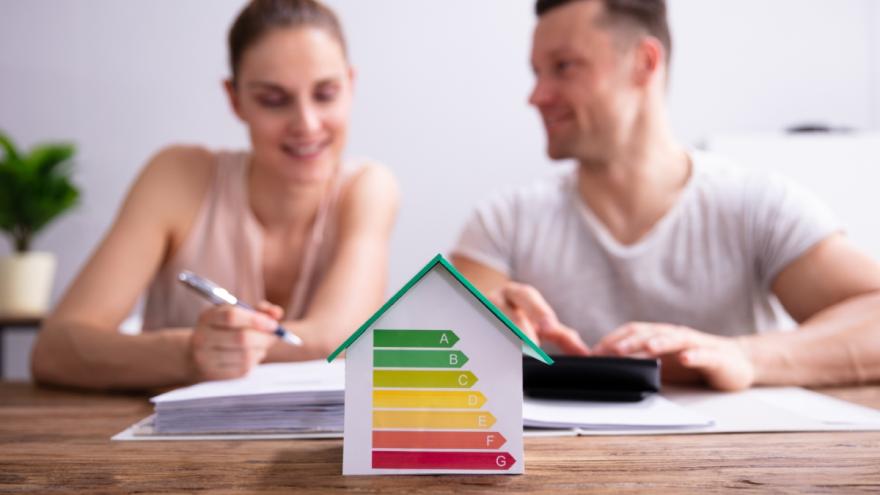 Zwei Personen rechnen ihre Energiekosten nach