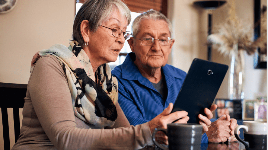 Senior und Seniorin am Tablet