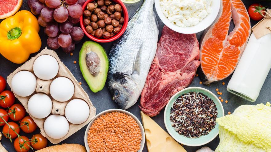 ein voll gedeckter Tisch mit vielen verschiedenen Lebensmitteln, darunter Eier, Avocado und Fisch