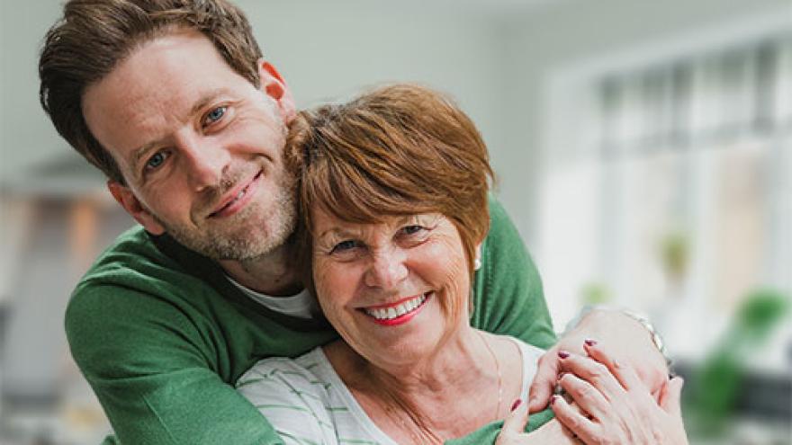 Sohn und Mutter umarmen sich