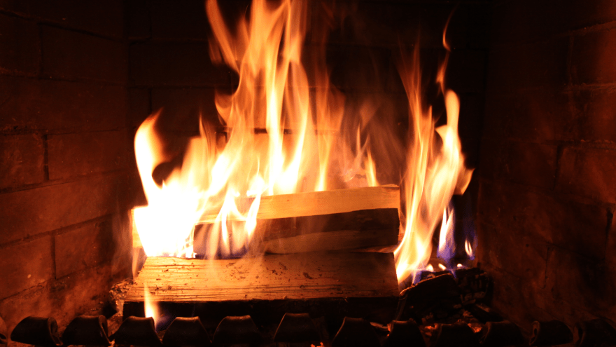 Brennende Holzscheite in einem Kamin.