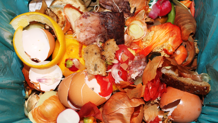 Lebensmittelabfälle in einer Mülltüte
