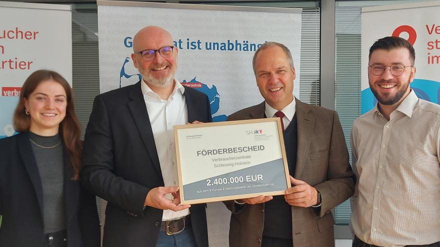 Minister Schwarz überreicht Förderbescheid in Höhe von 2,4 Millionen Euro an Stefan Bock