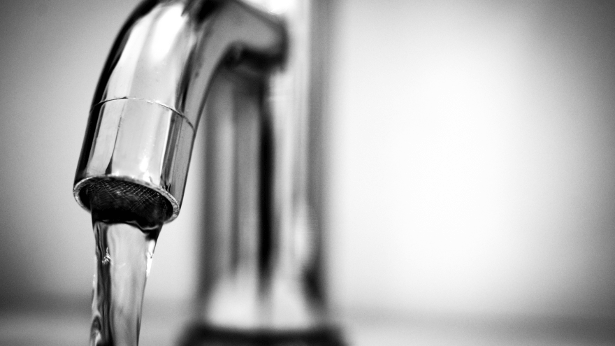 Ein aufgedrehter Wasserhahn in der Nahansicht