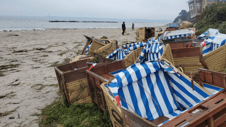 angeschwemmte Strandkörbe am Strand in Schilksee