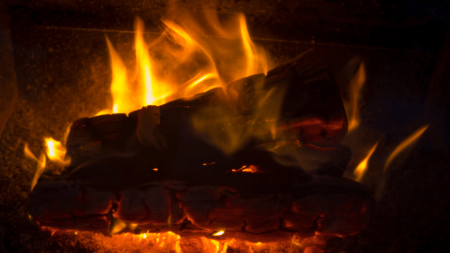 Zwei Holzscheite brennen in einem Ofen