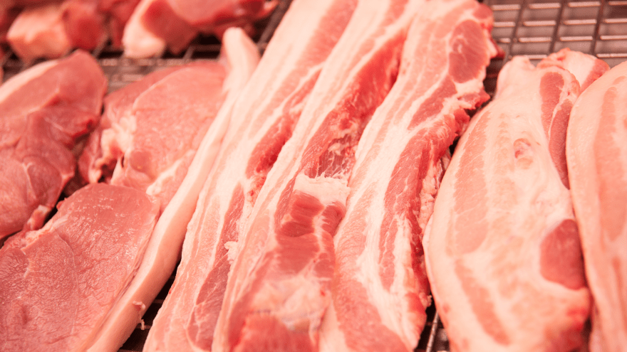 Schweinefleisch in der Auslage einer Fleischreitheke