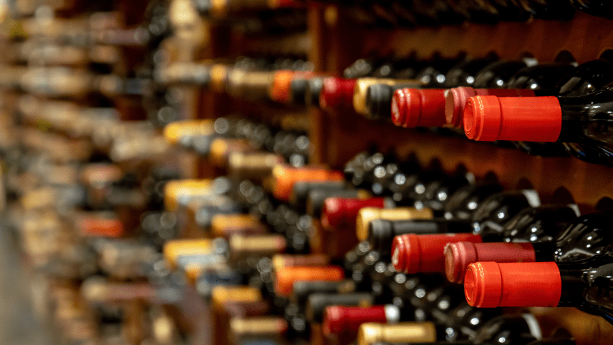 Weinfalschen liegen waagerecht in einem Weinregal.