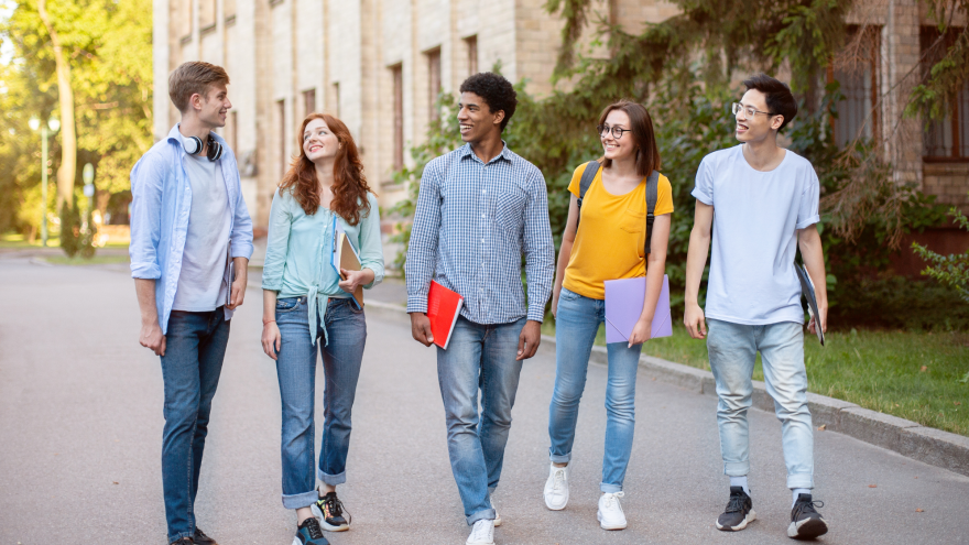 eine Gruppe Schülerinnen und Schüler mit Zeugnissen in der Hand