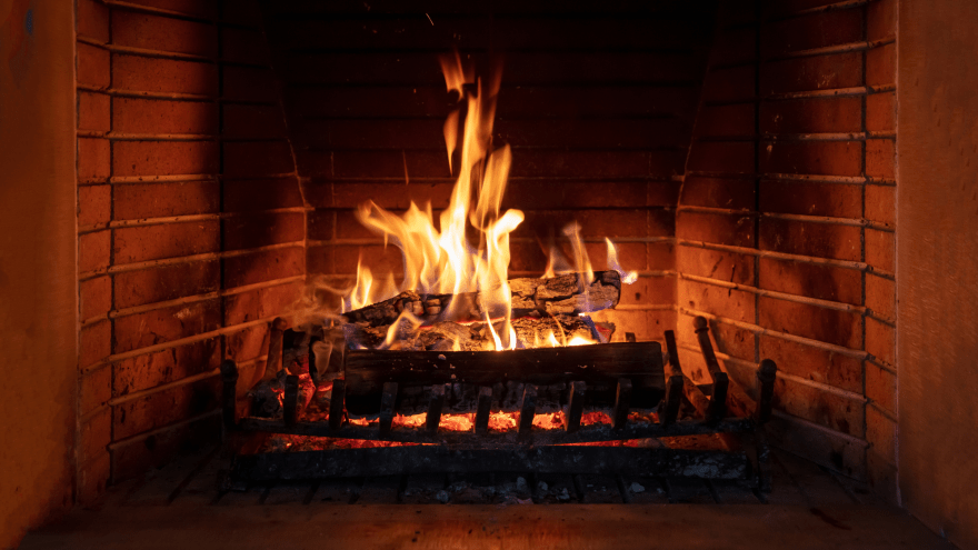 Eine offenes Feuer in einem Kamin.