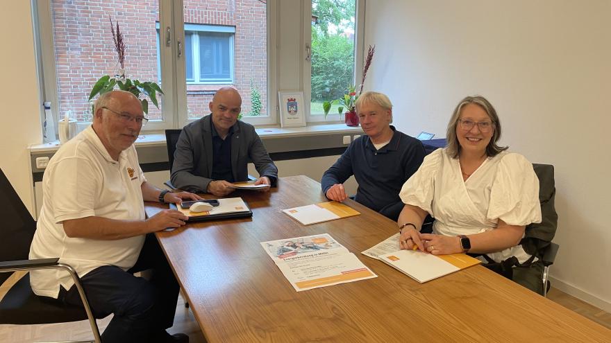 v. l. n. r.: Dr. Rüdiger Schacht, Bürgermeister Ingo Schäper, Energieberater Jörg Conrads und Carina Vogel von der VZSH