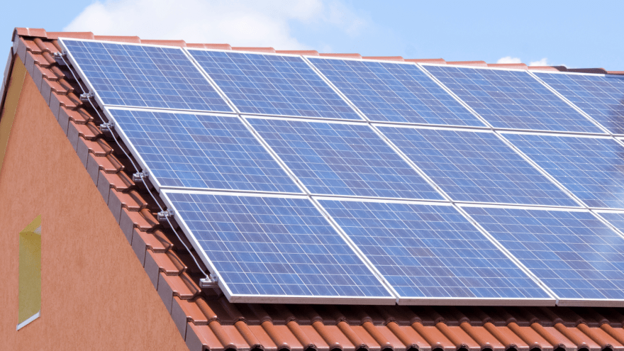PV-Anlage auf dem Dach eines Einfamilienhauses