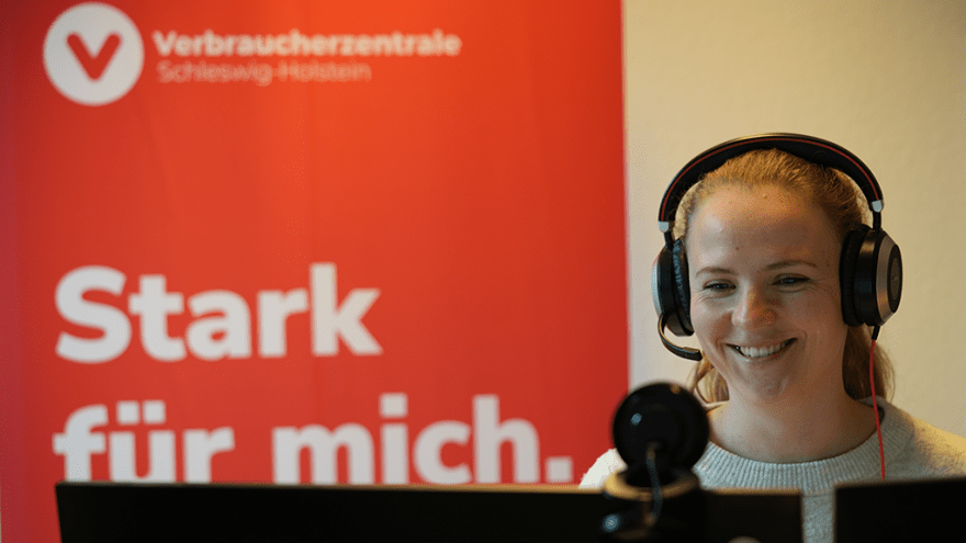 Referentin steht vor ihren Bildschirmen und hält einen Vortrag