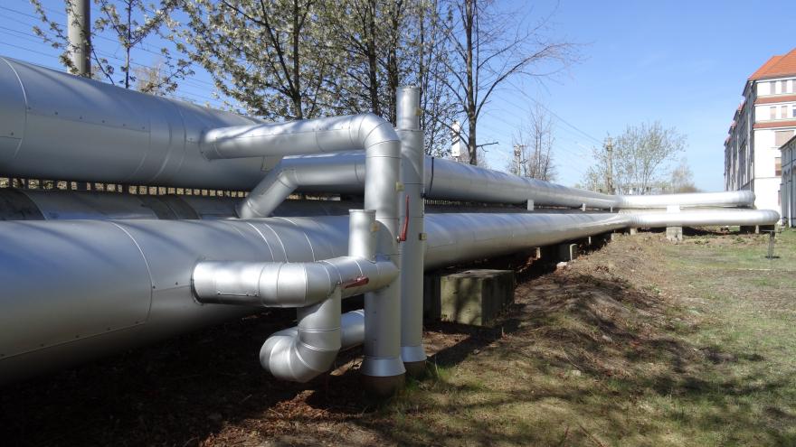 Fernwärme-Leitungen in einem Wohngebiet