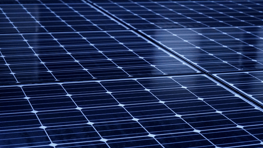 PV-Anlage in der Nahaufnahme - einzelne Solarpanels nebeneinander