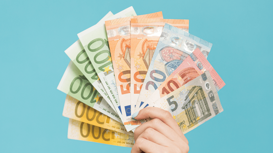 Eine Hand voller aufgefächerter Geldscheine