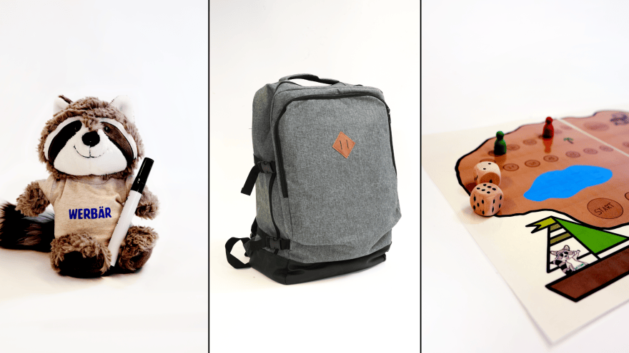 Ein Waschbär-Kuscheltier, ein Rucksack, ein Spielfeld