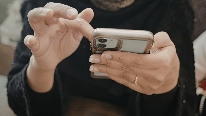 Person klickt auf ihrem Smartphone herum