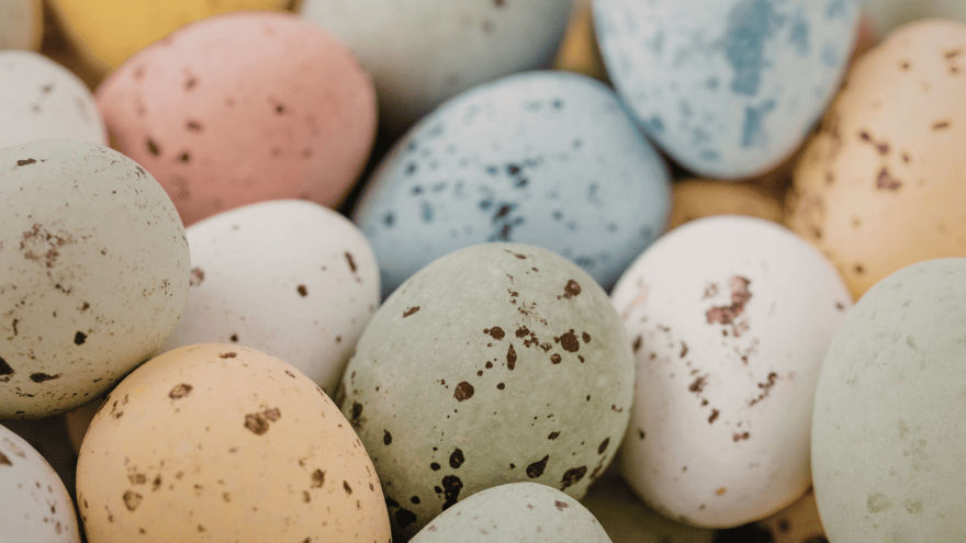 farbig gesprenkelte Ostereier