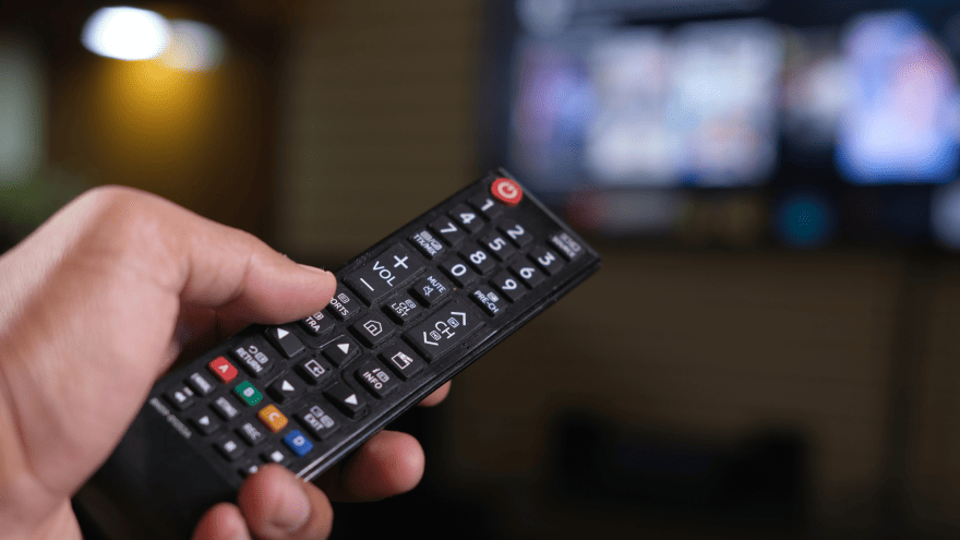 Eine Fernbedienung ist auf einen Fernsehgerät egr