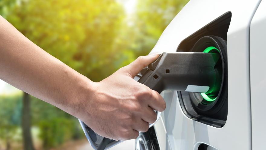 Ein Mann lädt sein Elektroauto