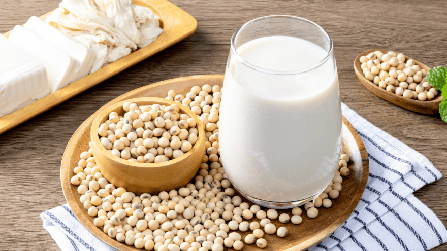 Sojabohnen und Soja-Milch auf einem Tablett auf einem Tisch