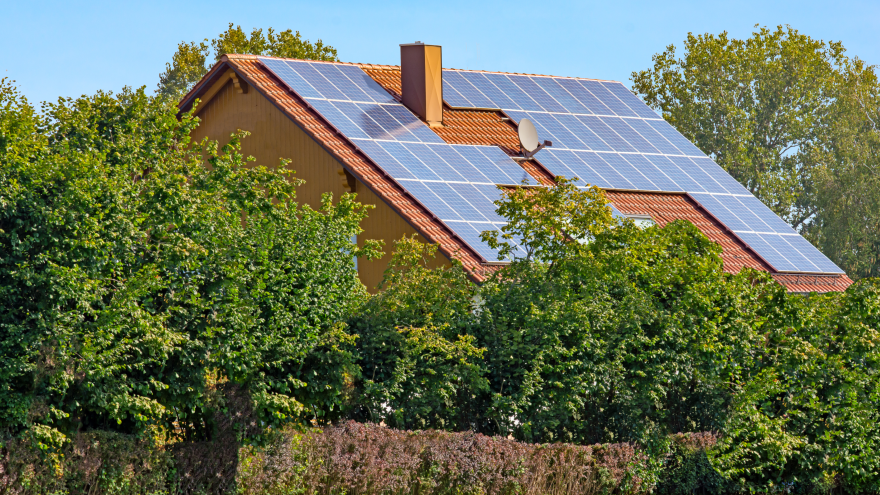 Einfamilienhaus mit Photovoltaikanlage auf dem Dach