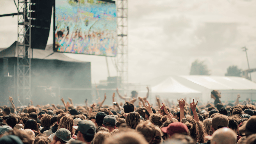 Eine Festival-Crowd vor einer Bühne