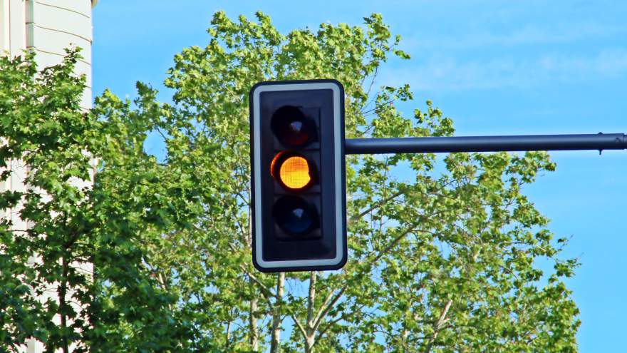 eine gelbleuchtende Ampel