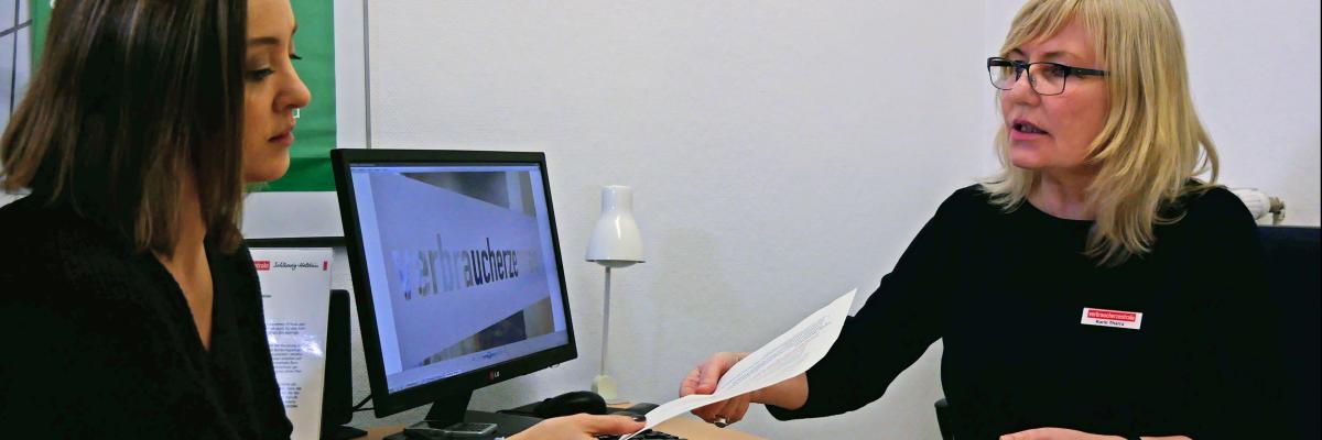 junge Frau im Beratungsgespräch bei der Verbraucherzentrale Heide