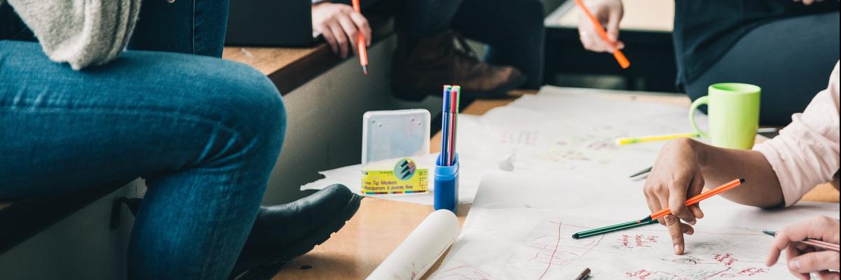 Schülerinnen bei einer Projektarbeit