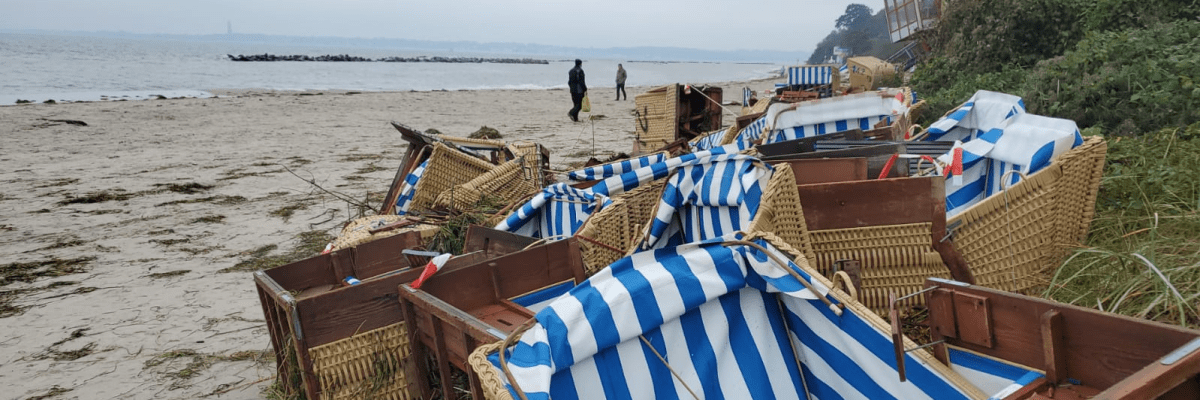 angeschwemmte Strandkörbe am Strand in Schilksee