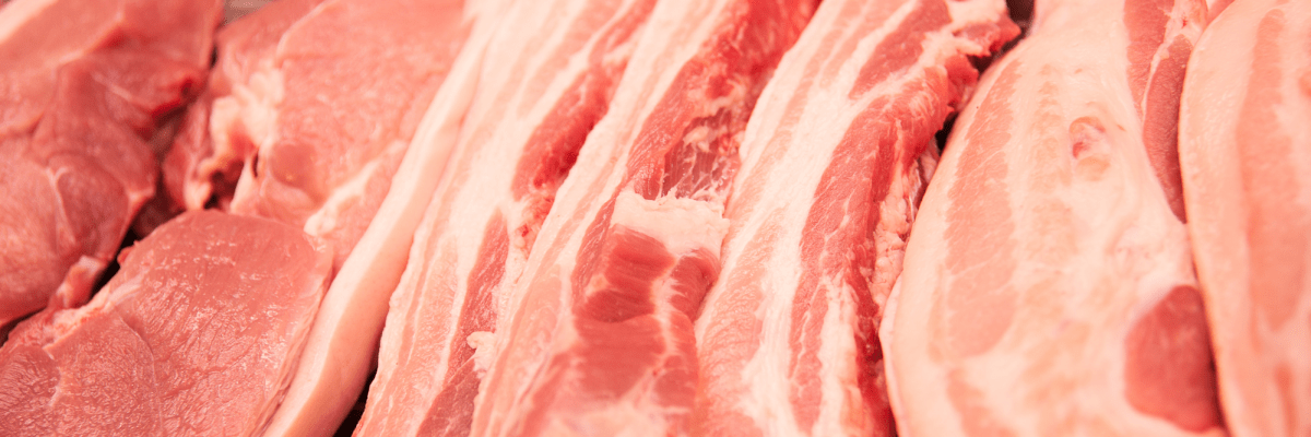 Schweinefleisch in der Auslage einer Fleischreitheke