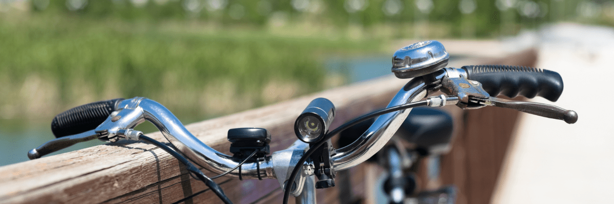 Ein Fahrrad steht an einem Geländer angelehnt auf einer Brücke.