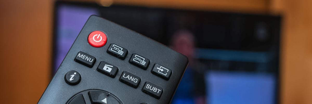 Fernbedienung vor Fernseher
