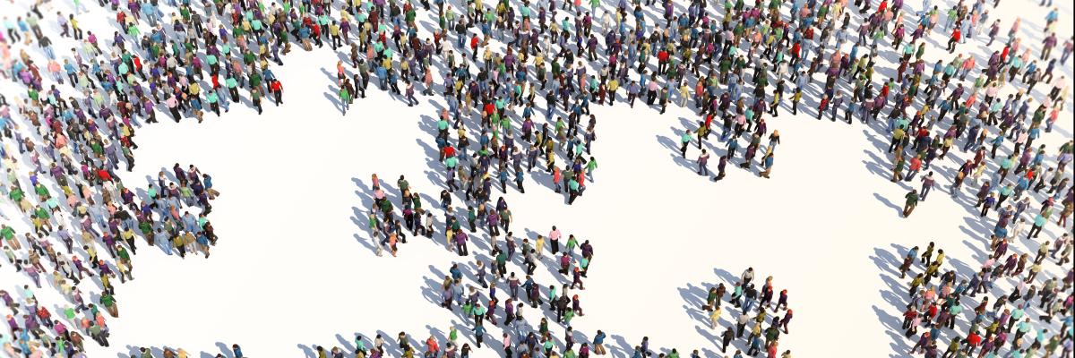 Viele Menschen, die von oben gesehen zusammen zwei Puzzleteile ergeben