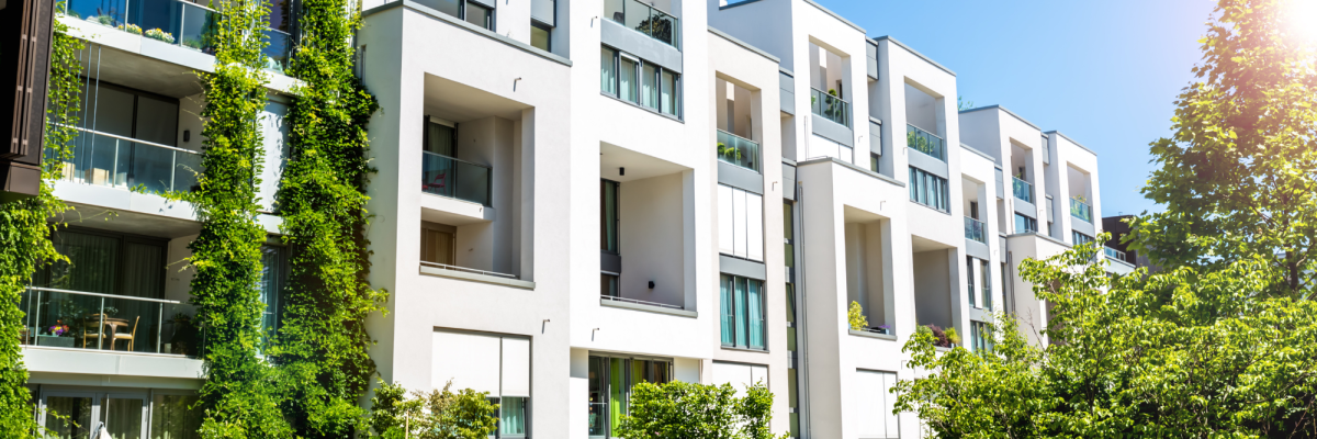 Moderne Mehrfamilien-Miethäuser in einer Reihe.