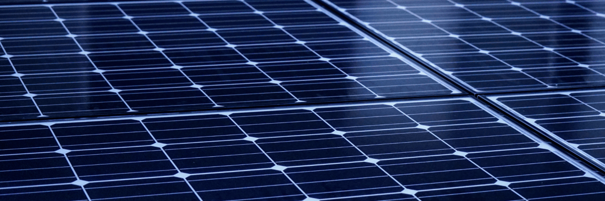 PV-Anlage in der Nahaufnahme - einzelne Solarpanels nebeneinander