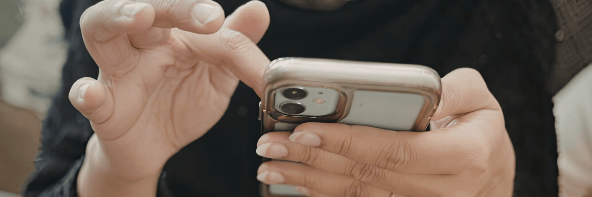 Person klickt auf ihrem Smartphone herum