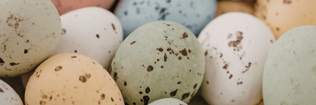 farbig gesprenkelte Ostereier