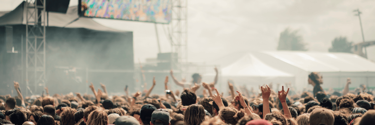 Eine Festival-Crowd vor einer Bühne