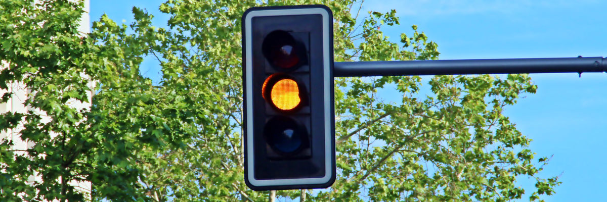 eine gelbleuchtende Ampel
