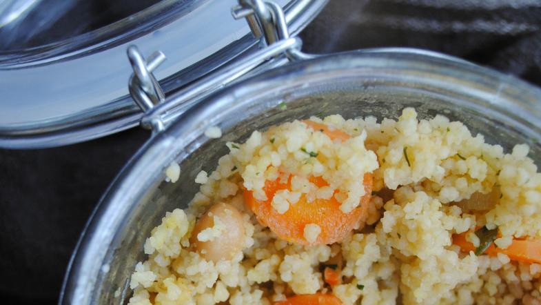 Selbstgemachter Couscous im Einmachglas