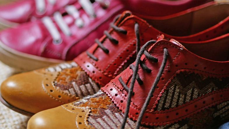 farbenfrohe Schuhe aus Second-Hand-Shop
