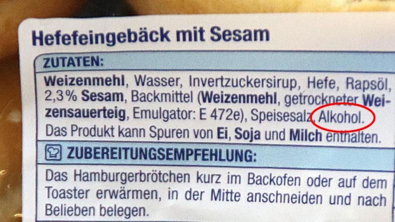 Zutatenliste einer Burger-Brötchen-Verpackung mit eingekreistem Wort "Alkohol".