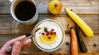 gesundes Frühstück mit Bircher Müsli und Gemüse