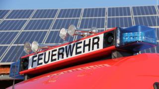 Die Feuerwehr kümmert sich um mögliche Brände einer PV-Anlage.