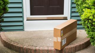 abgestelltes Paket vor einer Terrassentür