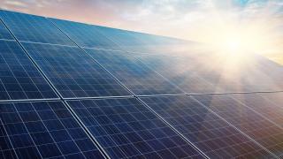 Solaranlage auf dem Dach eines Mehrfamilienhauses zur Erzeugung von Mieterstrom.